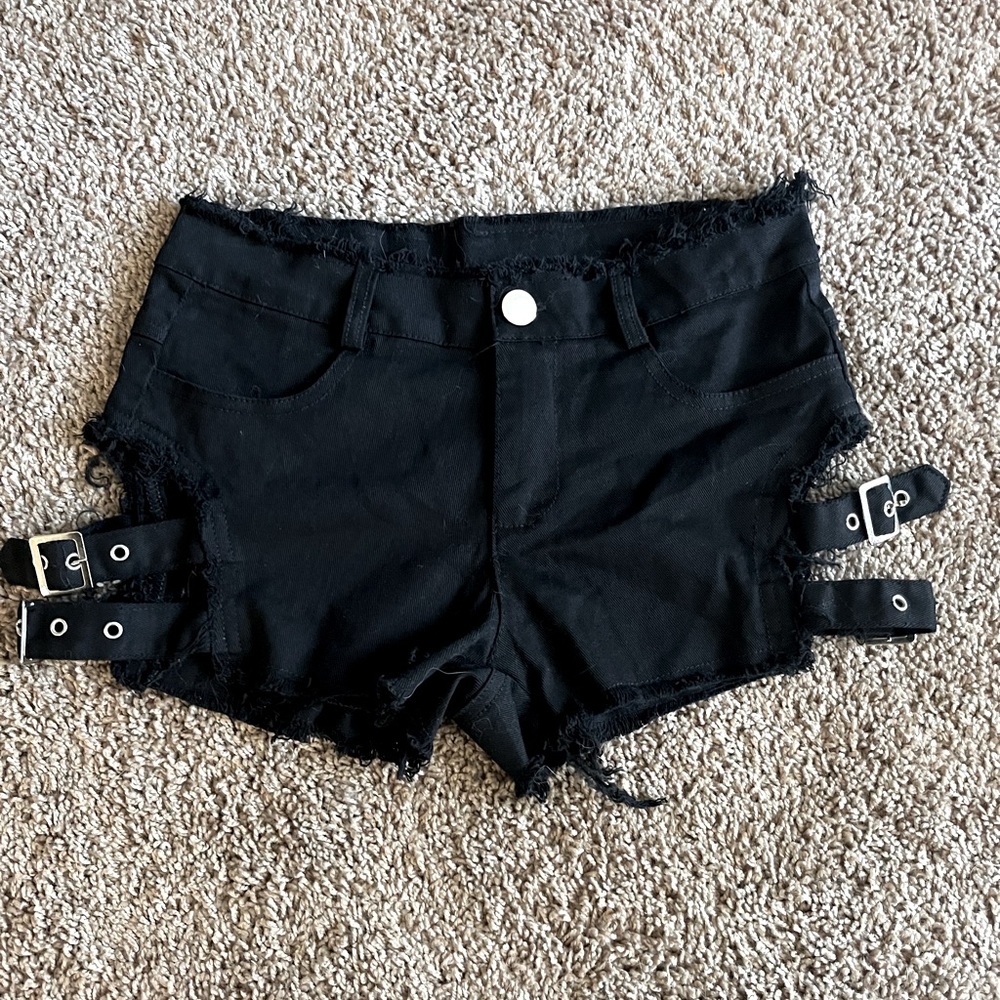 Large side buckle up shorts